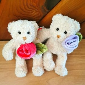 Adorable Teddy Bears With Roses